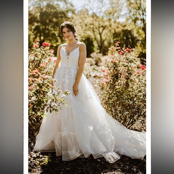 Altar'd State Dresses & Skirts - Ballgown lace wedding dress